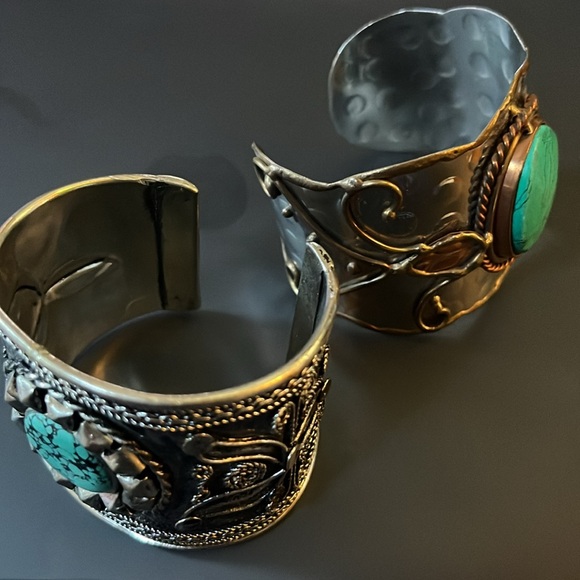 Pair of statement cuff bracelets - Picture 8 of 12